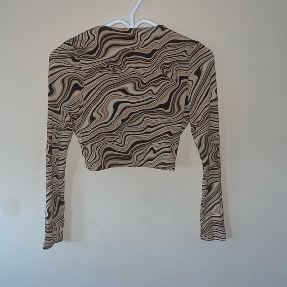 Open cut patterned crop top - Picture 2 of 2